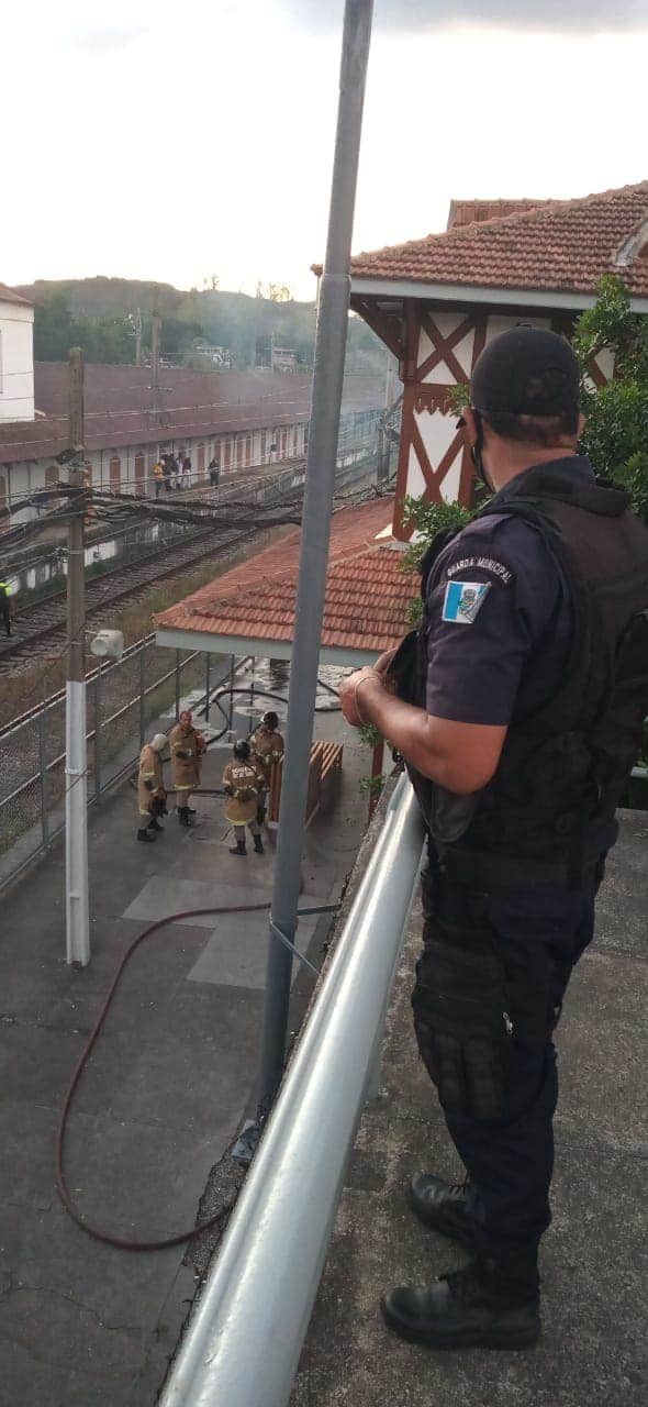 Tráfego da Supervia é prejudicado por tábua de passar roupas arremessada na Rede Aérea