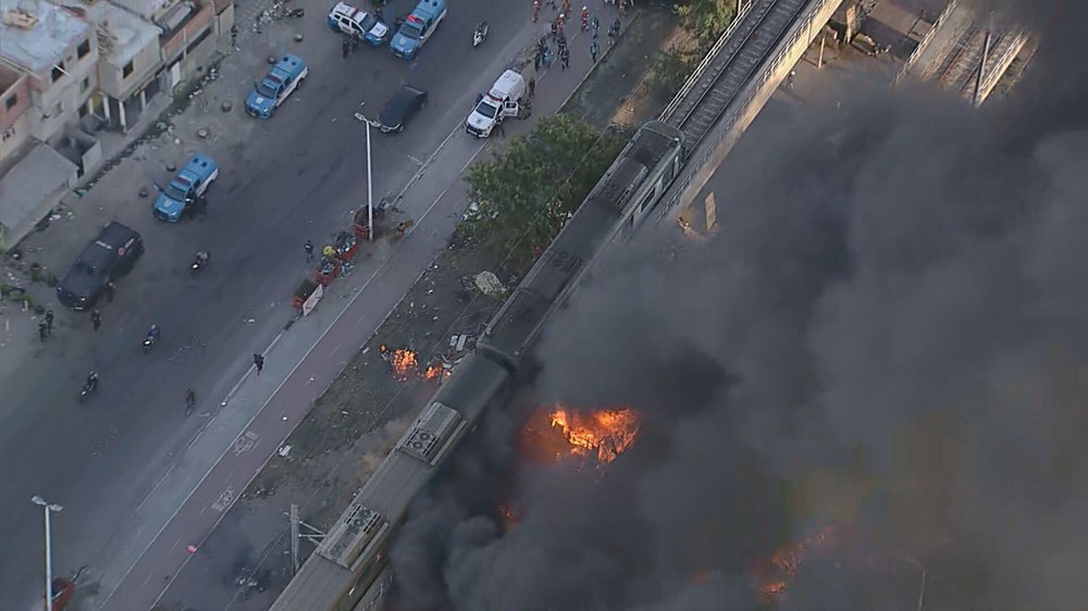 Incêndio em viaduto da Supervia em Manguinhos