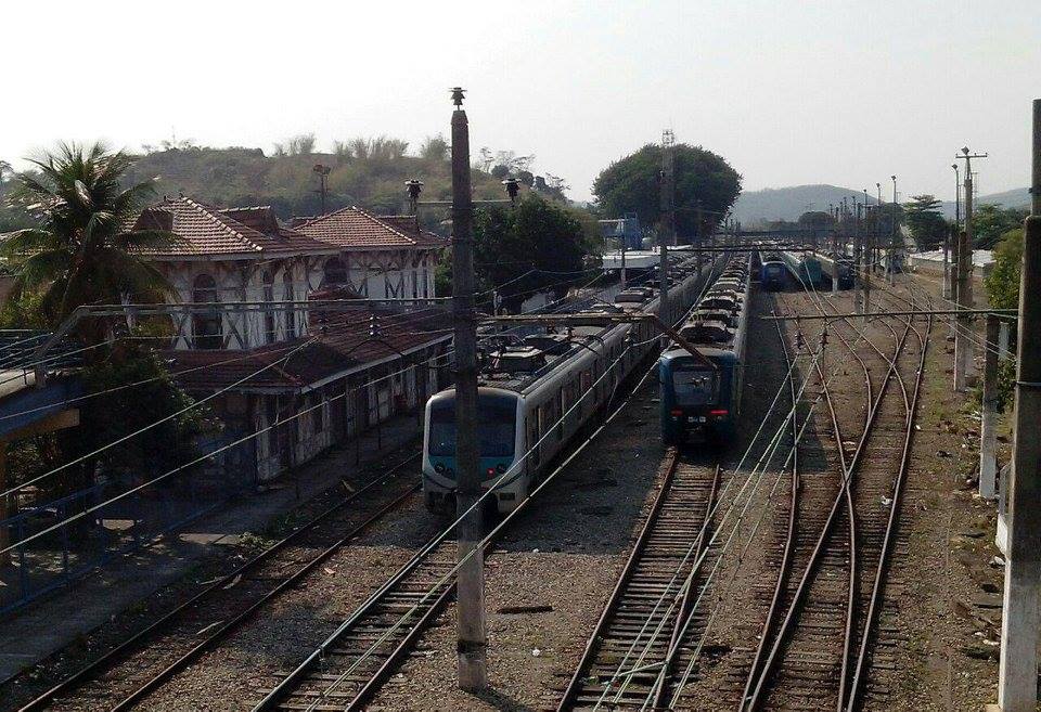 Em setembro de 2016 a estação já encontrava-se em avançado mau estado de conservação. Na foto o grande pátio da estação, e à esquerda o prédio original.Foto: Daddo Moreira