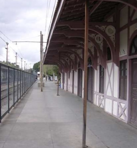 Em 2006 a cobertura da plataforma encontrava-se escorada, com risco de desabamentoAna Lucia Vieira dos Santos (via INEPAC)