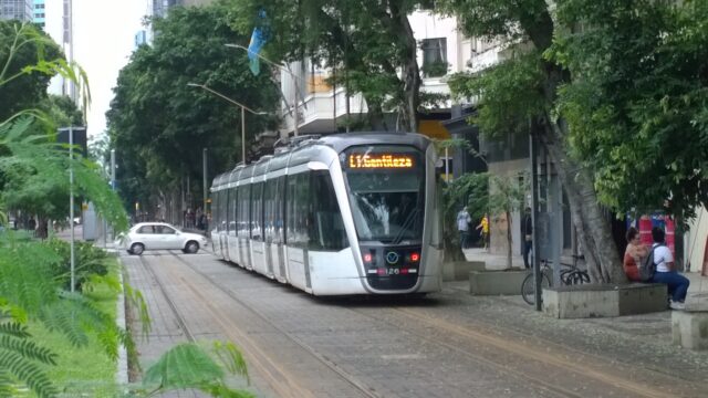 VLT Carioca passando pela Avenida Rio Branco - Imagem: Daddo Moreira