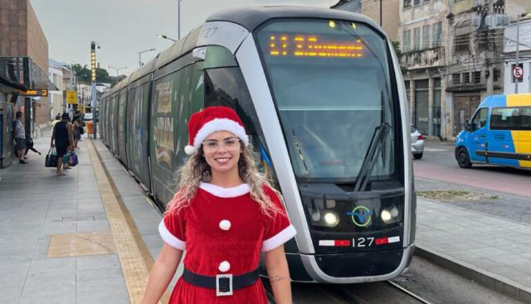 Condutoras caracterizadas e ações sociais marcam o Natal sobre Trilhos no Rio de Janeiro