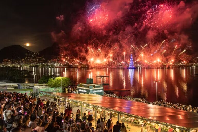 Árvore de Natal da Lagoa é inaugurada e Metrô é a melhor opção de acesso