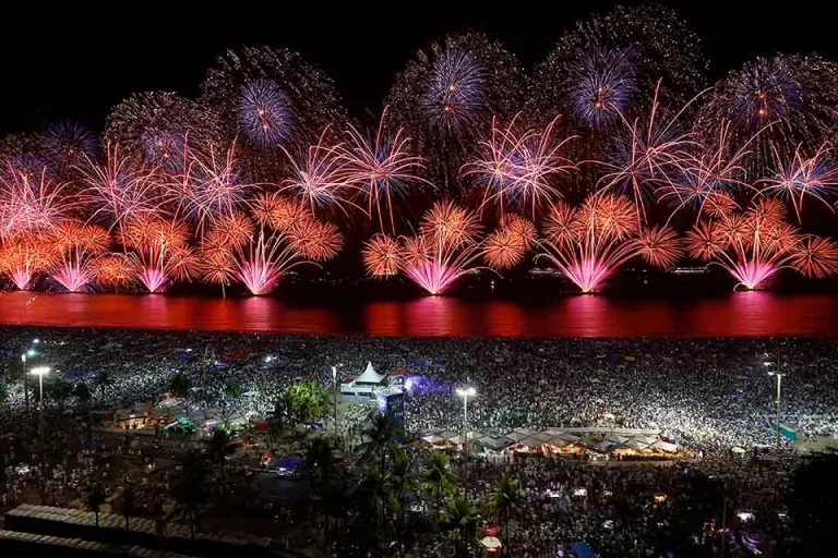 MetrôRio inicia venda de passaportes para o Reveillon em Copacabana