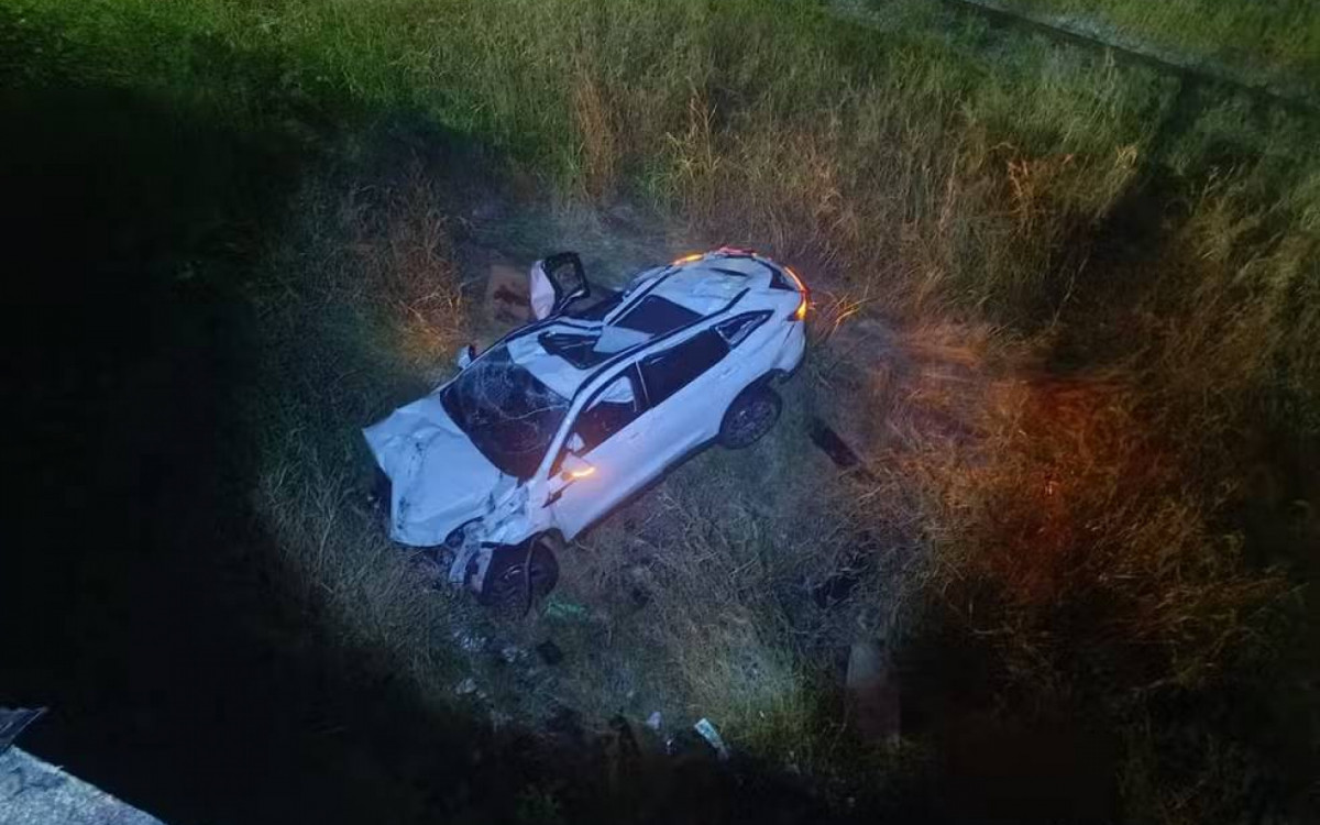 Veículo cai em linha férrea após perseguição policial