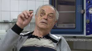 Homem com a mão no rostoO conteúdo gerado por IA pode estar incorreto.