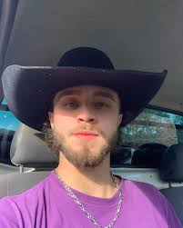 Homem com chapéu roxoO conteúdo gerado por IA pode estar incorreto.