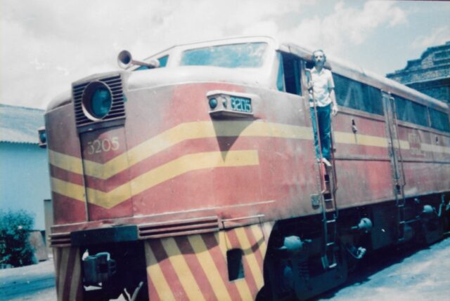 https://www.trilhosdorio.com.br/aftr_wp/wp-content/uploads/2024/10/AENFER_ALBUM002_LOCOMOTIVA_ALCO_FA1_BIRIBA_BARRADOPIRAI_1990.jpg