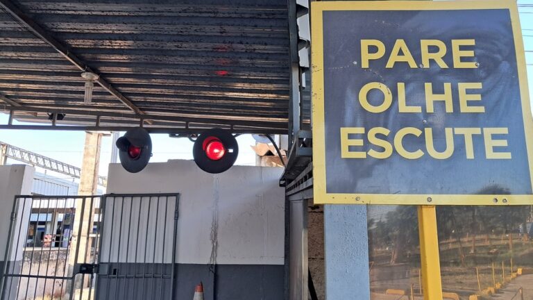 Conheça a curiosa Passagem em Nível, sonora e sinalizada, em Deodoro