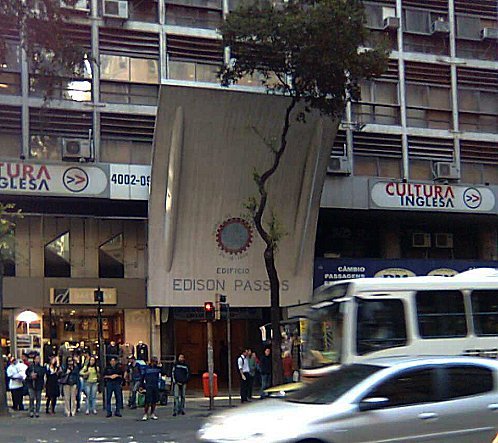 Carro na rua de uma cidadeO conteúdo gerado por IA pode estar incorreto.