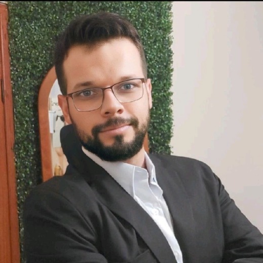 Homem de terno e óculosO conteúdo gerado por IA pode estar incorreto.