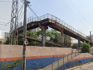 Passarela sobre via férrea em Nova Iguaçu permanece interditada e sob acompanhamento técnico