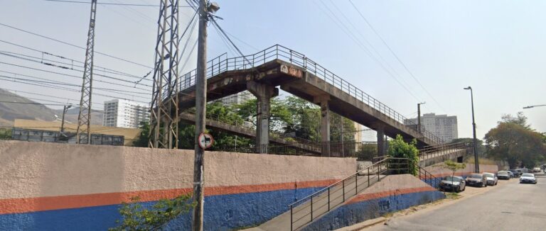 Passarela sobre via férrea em Nova Iguaçu permanece interditada e sob acompanhamento técnico