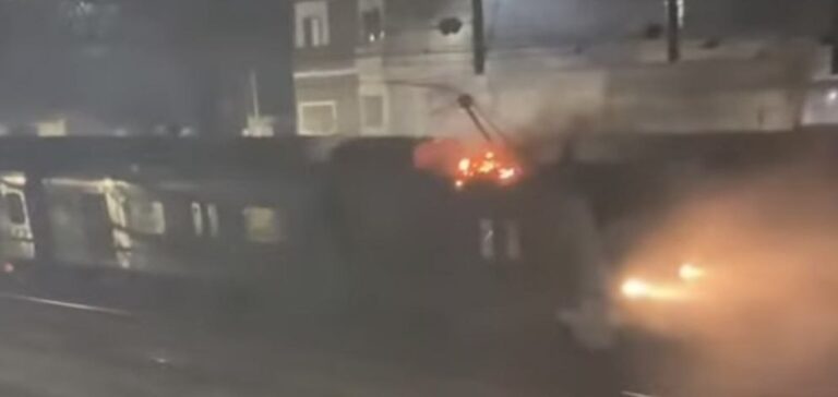 [VÍDEOS] Incidente de energia causa princípio de incêndio em trem e imagens falsas circulam nas redes
