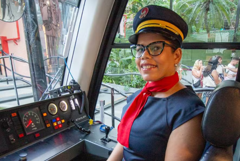 Trem do Corcovado tem em sua equipe uma primeira maquinista mulher