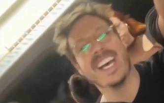 Fábio Porchat é visto usando o Metrô em horário de pico