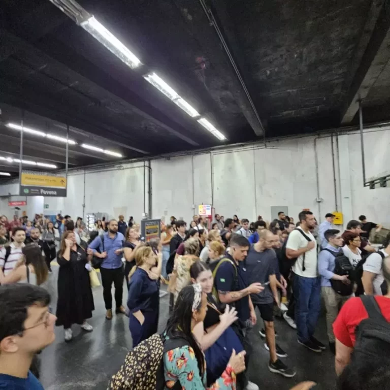 Metrô tem operação tumultuada por falha de sinalização na noite de segunda-feira (06)
