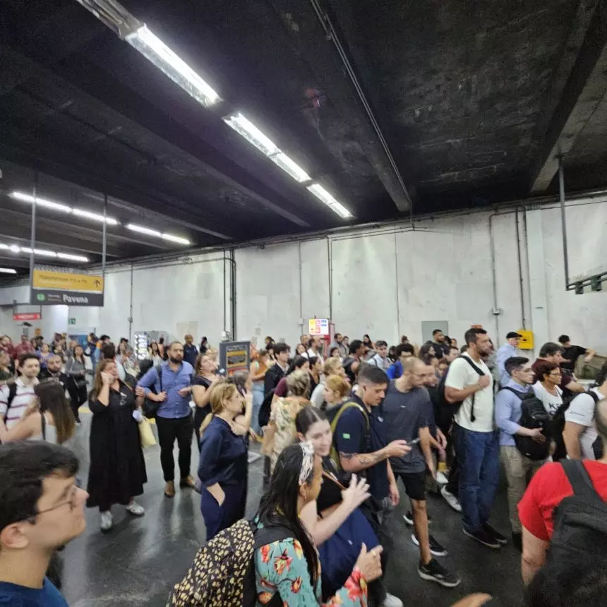 Metrô tem operação tumultuada por falha de sinalização na noite de segunda-feira (06)