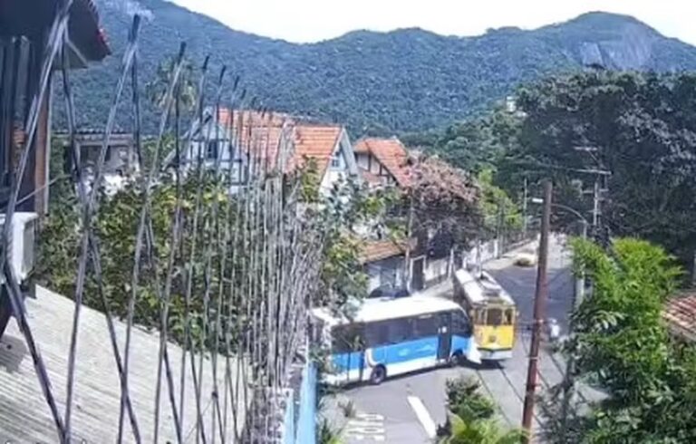 Colisão entre ônibus e bonde em Santa Teresa deixa uma pessoa ferida
