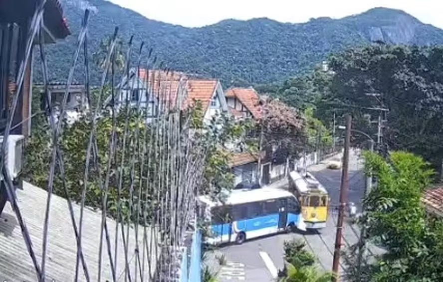 Colisão entre ônibus e bonde em Santa Teresa deixa uma pessoa ferida