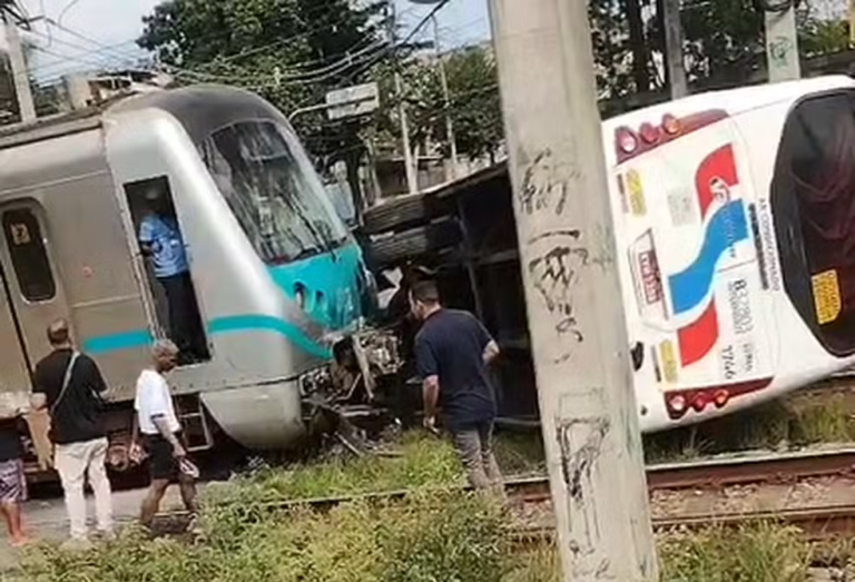 Ônibus colide com trem e tomba em Costa Barros