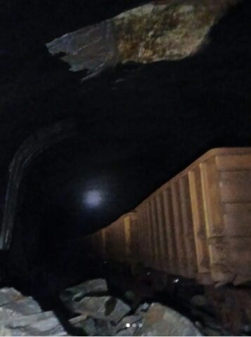 Pedra se desprende em túnel ferroviário e interrompe tráfego temporariamente Pedra se desprende em túnel ferroviário e interrompe tráfego temporariamente