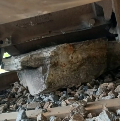 Pedra se desprende em túnel ferroviário e interrompe tráfego temporariamente Pedra se desprende em túnel ferroviário e interrompe tráfego temporariamente