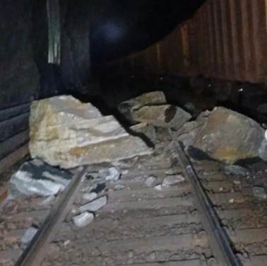 Pedra se desprende em túnel ferroviário e interrompe tráfego temporariamente