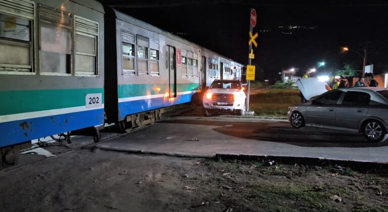Mais um choque envolvendo carro e trem, desta vez no ramal Vila Inhomirim