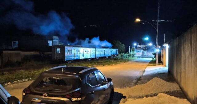 Mais um choque envolvendo carro e trem, desta vez no ramal Vila Inhomirim