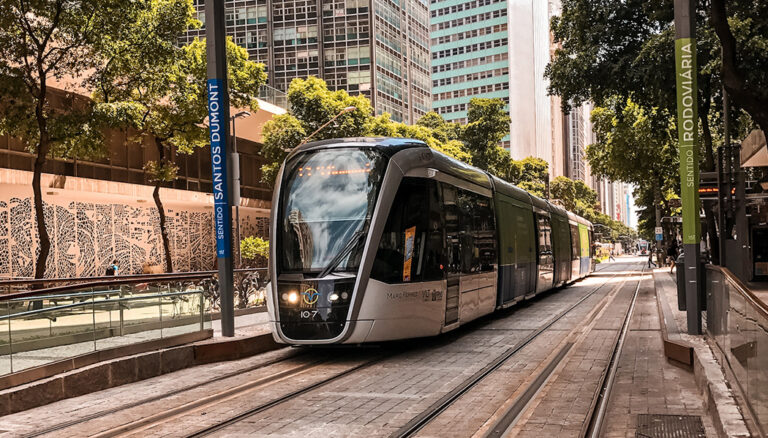 Imagem do VLT Rio passando pela Avenida Rio Branco