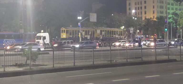 Bondes de Santa Teresa sendo transportados pela Avenida Presidente Vargas
