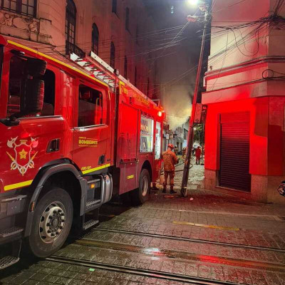 Caminhão dos bombeiros auxiliar no combate às chamas