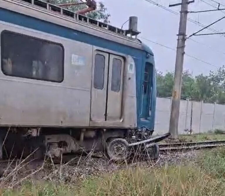 Trem e carro destruído na colisão