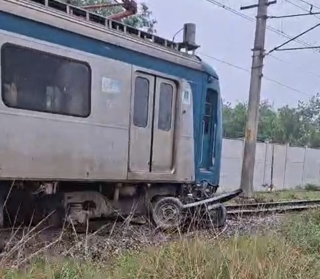 Trem e carro destruído na colisão