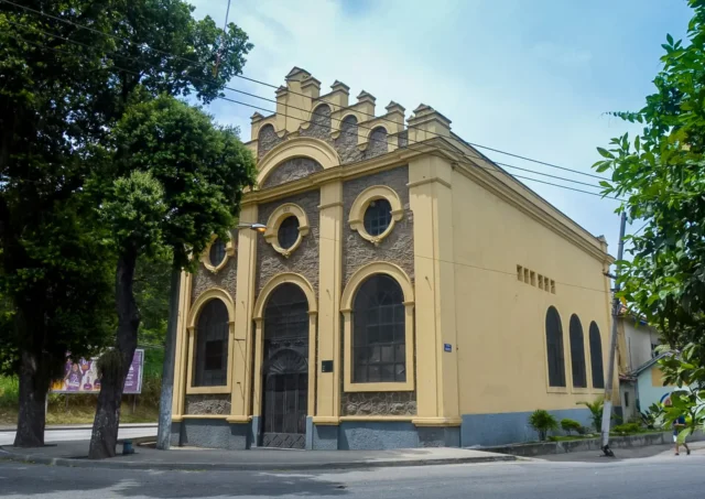 Sob o asfalto, os trilhos que lembram a época dos bondes de Campo Grande Antiga oficina dos bondes na Estrada do Monteiro