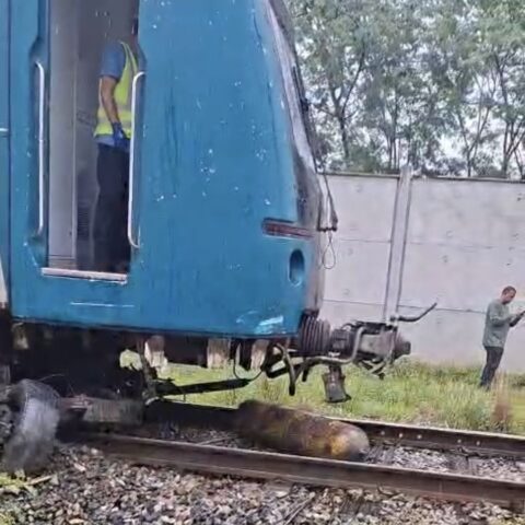 Automóvel é destruído em colisão e paralisa tráfego no ramal Saracuruna Automóvel é destruído em colisão e paralisa tráfego no ramal Saracuruna