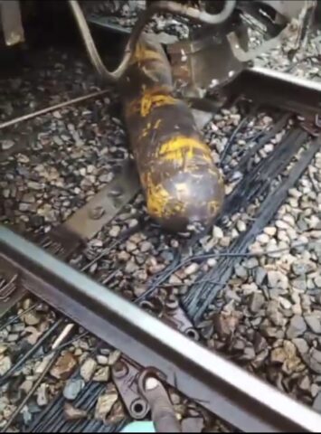 Automóvel é destruído em colisão e paralisa tráfego no ramal Saracuruna Automóvel é destruído em colisão e paralisa tráfego no ramal Saracuruna