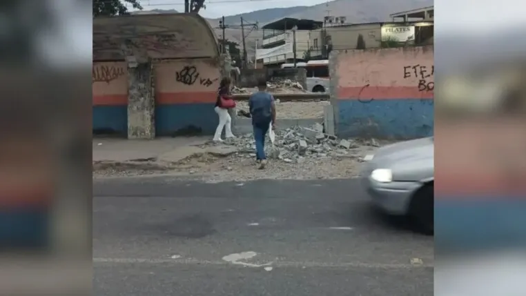 Passagem cladestina aberta em um muro de Nova Iguaçu