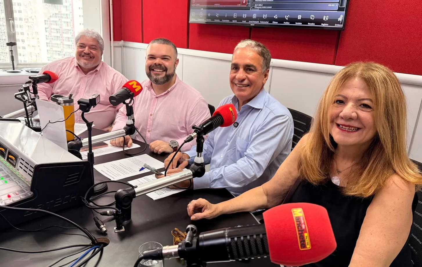 Entrevista nos estúdios da Rádio Manchete Rio FM
