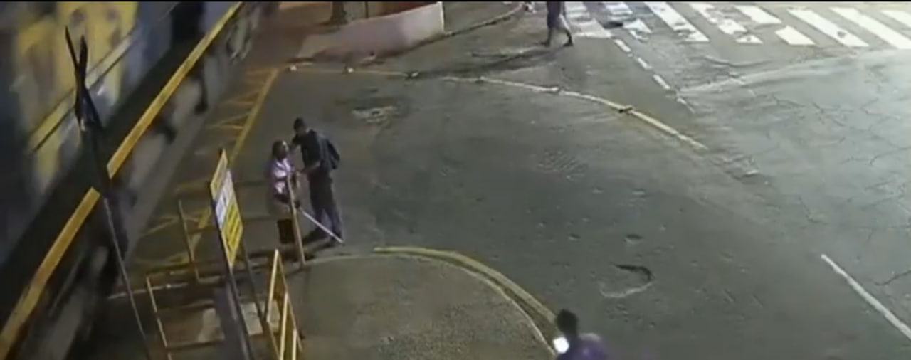 Homem retira idoso dos trilhos instantes antes da passagem de trem em Barra Mansa Homem retira idoso dos trilhos instantes antes da passagem de trem em Barra Mansa